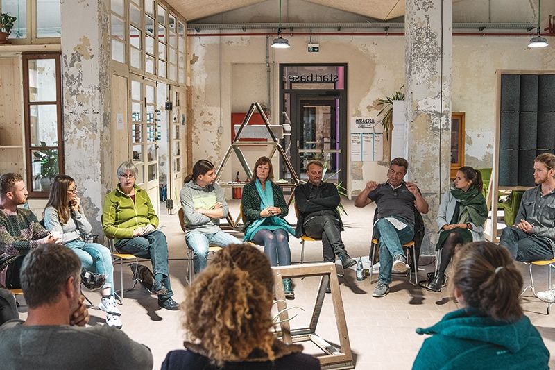 „Wir wollen helfen – deswegen haben wir einfach gemacht und eine kostenfreie Plattform gebaut, um die von der Corona-Krise betroffenen Unternehmen länderübergreifend, im gesamten Alpenraum zu unterstützen. In Zeiten, in denen sich einzelne Länder abschotten, wollen wir ein Zeichen für europäischen Zusammenhalt setzen: Zåmhelfn statt abgrenzen!“