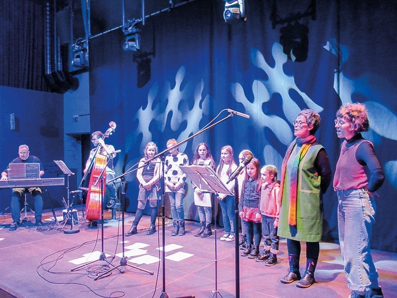 Im Kasino in der ehemaligen Drususkaserne in Schlanders wurde eine neue Musik CD mit Weihnachtsliedern zum Hören und Mitsingen vorgestellt. V. l.: Hannes Ortler, Luca Sberveglieri, der Kinderchor, Christina Angerer Brenner und Greta Brenner