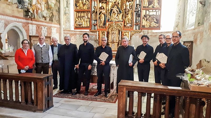 Gruppenbild mit der Schola Griesensis und Pater Urban Stillhard (Benediktiner in Muri-Gries und Vorsitzender der diözesanen Orgelkommission, 4. von links), Margit Marsoner (Vorsitzende der Vinzenzkonferenz Latsch, links) und Joachim Schwarz vom Verwaltungsrat des Seniorenwohnheimes Annenberg in Latsch (2.v.links)