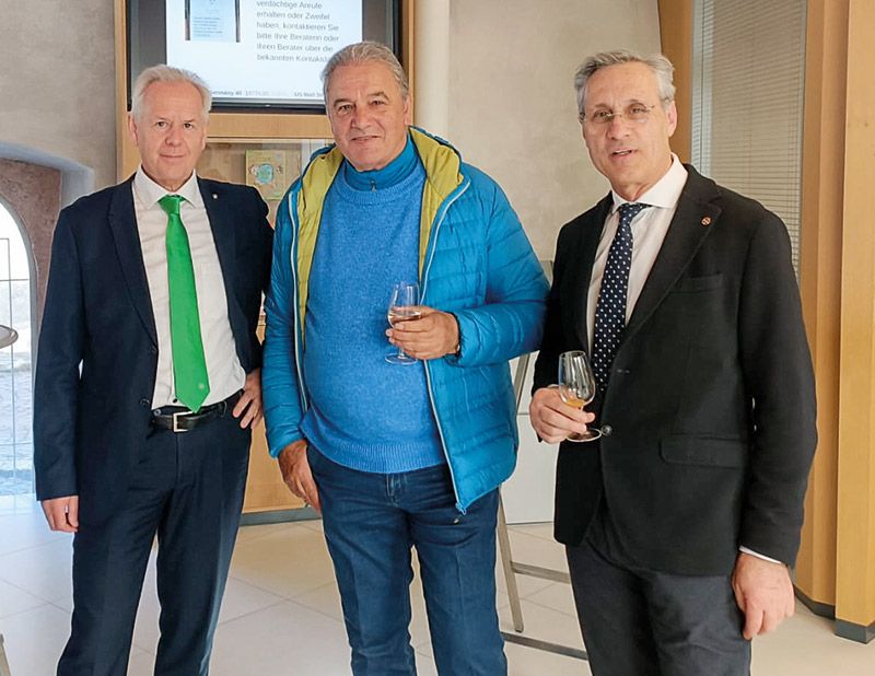 v. l. Direktor der Raiffeisenkasse Prad-Taufers Werner Platzer, der ehemalige Mitarbeiter Karl Hofer und der neu gewählte Präsident Günther Platter