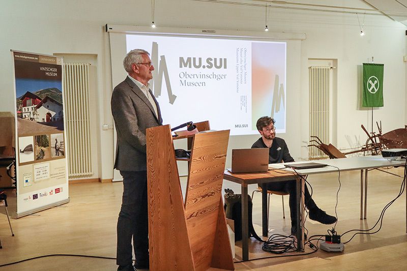 v. l.: Toni Patscheider bei der Vorstellung des Projektes MU.SUI anlässlich der Vollversammlung; rechts: Alexander Lutt