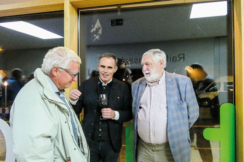 Beim obligatorischen Umtrunk nach dem Vortrag im Culturforum in Latsch am 16. Oktober 2023 v.l. Wolfgang Platter, Richard Theiner, Franz Fischler