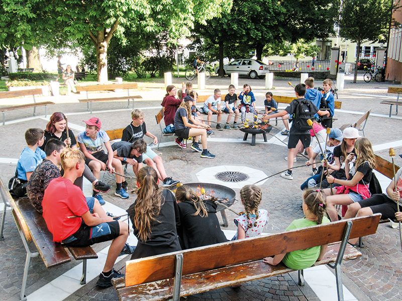 Gemeinsam Spielen, Singen und Maiskolbengrillen auf dem Plawennpark in Schlanders und zum Abschluss ein Lichtermarsch für den Frieden zur Klosterkirche mit P. Mathew. So verbrachten die rund 70 Ministrant:innen der Gemeinde Schlanders ihre lange Nacht der Kirchen.