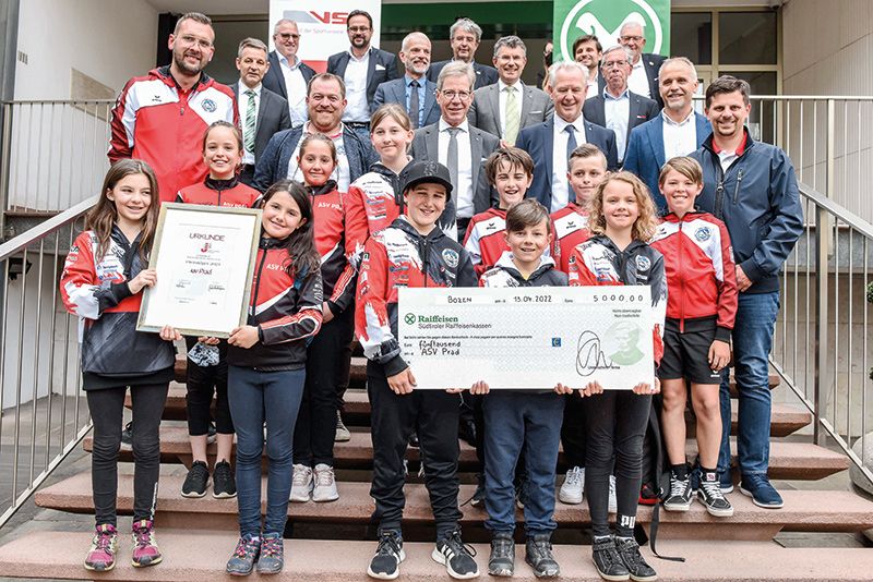 Die Nachwuchsathleten des ASV Prad bei der Preisverteilung „Vorbildliche Jugendarbeit im Sportverein“ am 13. April 2022 am Sitz des Raiffeisenverbandes in Bozen. Bildcredit: ©Peter Grund