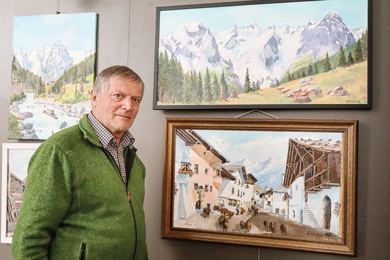 Der Autodidakt Alois Ziernheld malt seit seiner Kindheit. Beeindruckend sind die mächtigen Gletscherwelten, die er vor Jahren geschaffen hat, und die nun langsam verschwinden.