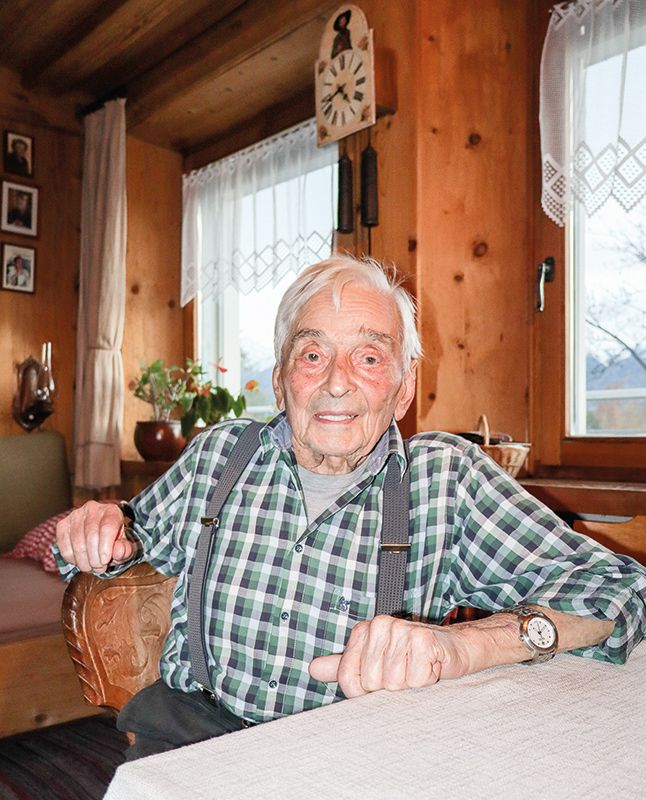 Anton/Toni Polin, genannt „Tandl“, Jg. 1932, in seiner getäfelten Stube in Mals. Diese erinnert ihn an den Heimathof. Am 3. Jänner begrüßte er dort Gäste, die ihm zum 92. Geburtstag gratulierten.