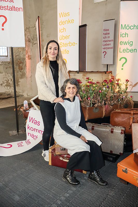 Nadia Gluderer und Gerlinde Pazeller holten mit der Ausstellung den Tod ins Leben