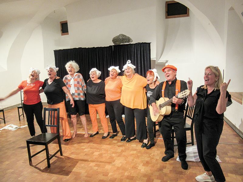 Am 25. August präsentierte das Seniorentheater „Überholspur“ im Bildungshaus Schloss Goldrain ihr neuestes Stück „Orangenduft“. Für die Senior:innen gab es viel zu lachen. Es gab aber auch Nachdenkliches über Verluste nahestehender Personen und die Einsamkeit der Senioren. Im Bild ganz rechts die Spielleiterin Maria Thaler Neuwirth.