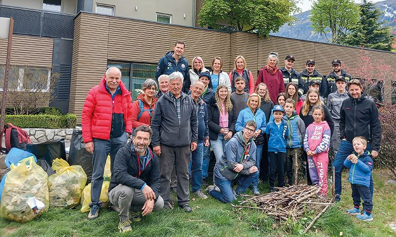 Zahlreiche Naturnserinnen und Naturnser haben bei der großen Müllsammelaktion mitgeholfen, darunter auch Umweltreferent Florian Gruber und Bürgermeister Zeno Christanell mit seinem Sohn.