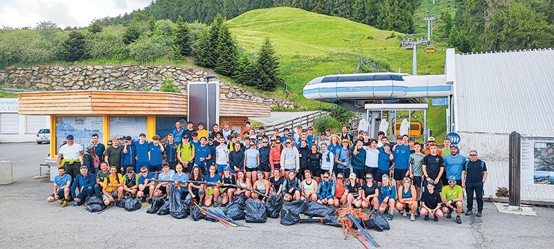 Athlet*innen der Sportoberschule säuberten gemeinsam mit ihren Trainern und mit Mitarbeitern der RAIKA Oberland die Pisten in Schlinig und auf dem Watles. Am Ende gab es eine Marende, gesponsert von der RAIKA Oberland.