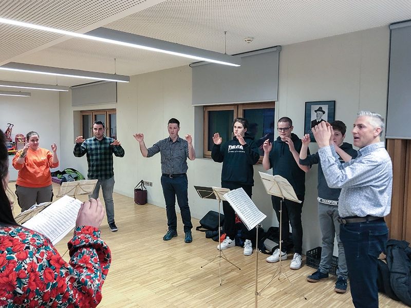 Bei einem Schnupper-Dirigierkurs in Latsch haben 10 angehende Kapellmeister und Kapellmeisterinnen das Dirigieren ausprobiert.