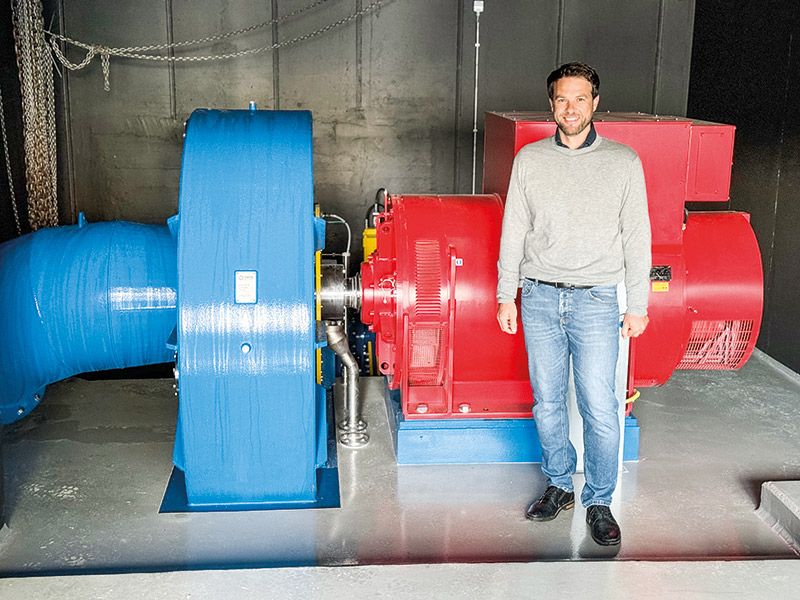 Der Geschäftsführer  der E-Werk Prad  Genossenschaft Michael Wunderer vor den neu eingebauten Maschinen (Turbine mit Generator) im Mühlbachwerk II