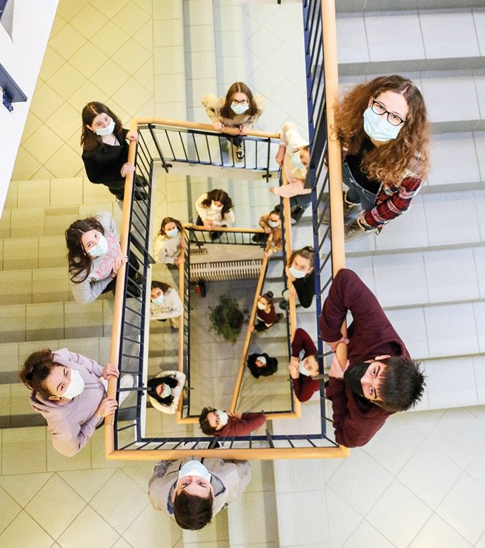 Die Klasse 3B des Sprachengymnasiums blickt motiviert in die Zukunft, trotz Abstand und Maske. Foto: Anna Moser