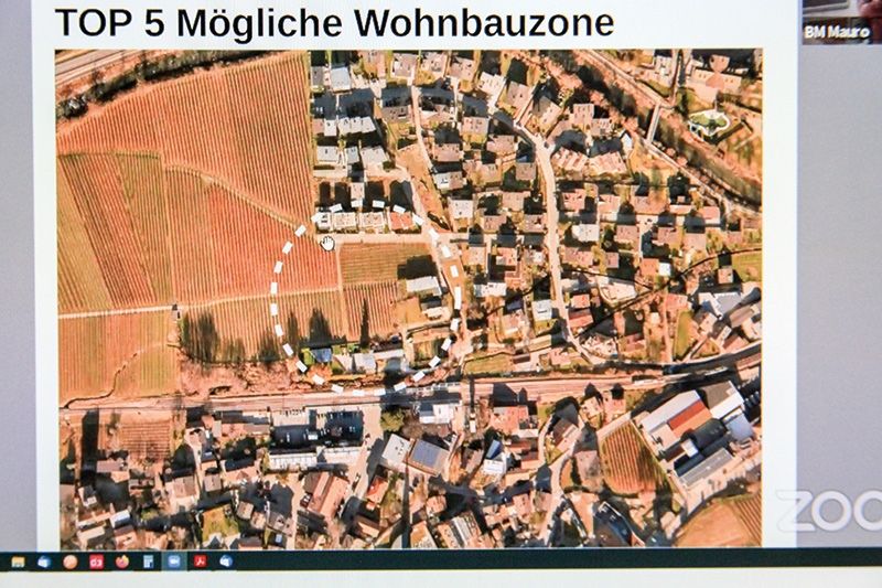 Im Bild das von der Gemeinde und der Fraktion Latsch ausgekundschaftete mögliche Baugrundstück in den Auen von Latsch