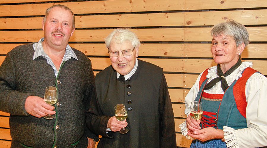 Pater Peter mit Fraktionspräsident Erwin Saurer und Pfarrgemeinderatspräsidentin Klara Angerer
