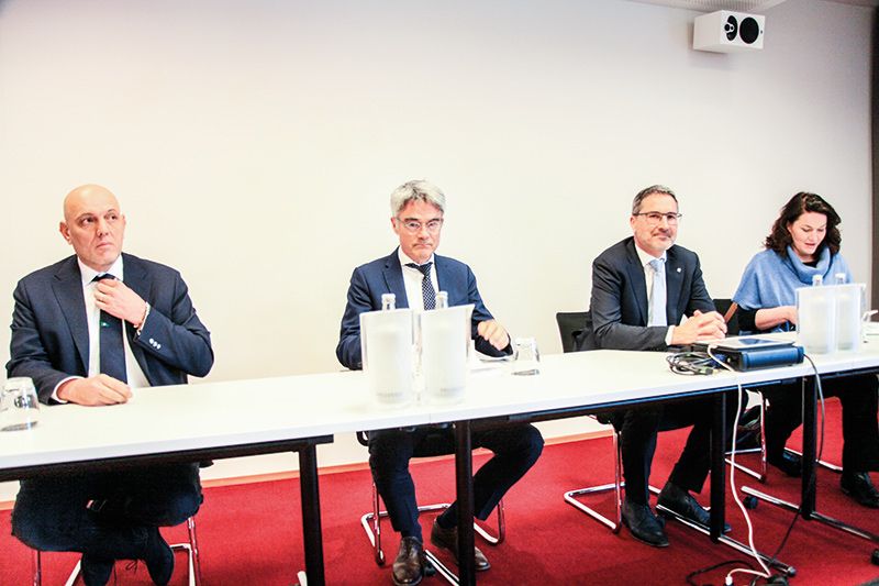 v. l.: Massimo Sertori, Assessor der Region Lombardei, der Regierungspräsident des Kantons Graubünden Mario Cavigelli, LH Arno Kompatscher und die Nordtiroler Verkehrsreferentin Ingrid Felipe
