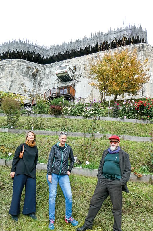 v. l. Barbara Berger, Hannelore Grassl und Othmar Prenner vor dem Bunker 23 in Tartsch