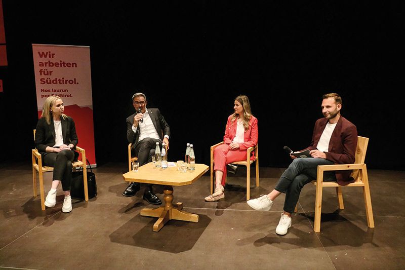 Podiumsdiskussion in der Basis über die Zukunft der Gemeinden: v. l.: VizeBMin Hannah Waldner, LH Arno Kompatscher, Anna Künig und der Moderator David Frank.