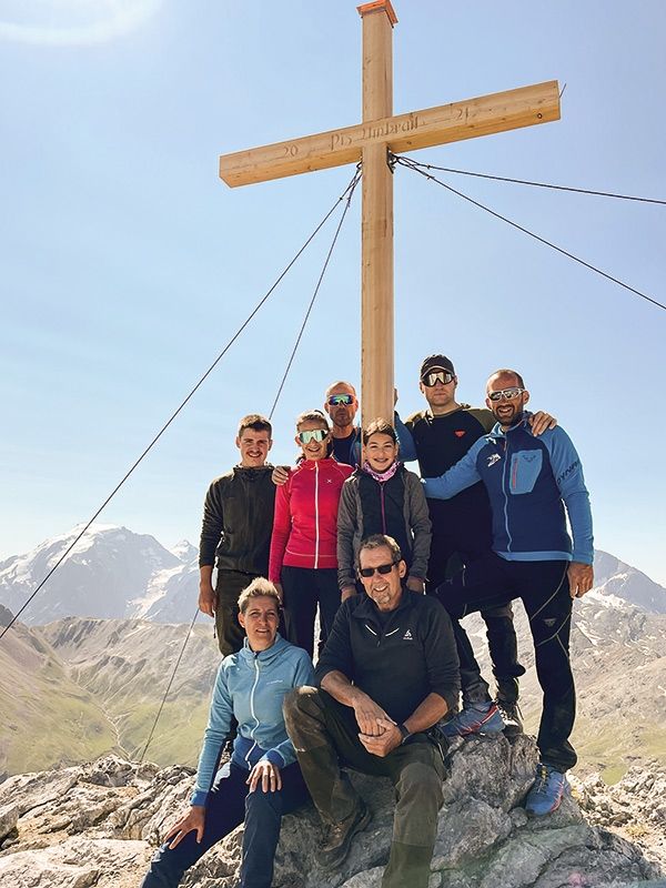 Die Mitglieder des Vereines „TTUmbrail“ beim Kreuz auf dem Piz Umbrail