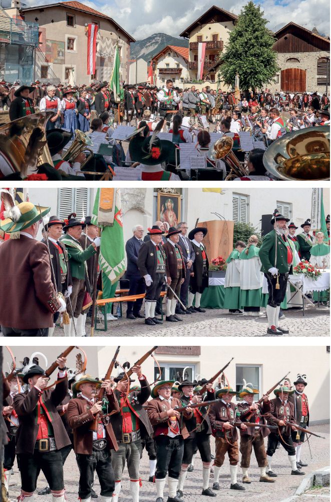 Schützenkompanien und ihre Marketenderinnen beim Festakt auf dem Rathausplatz in Schluderns umrahmt von der Musikkapelle des Ortes