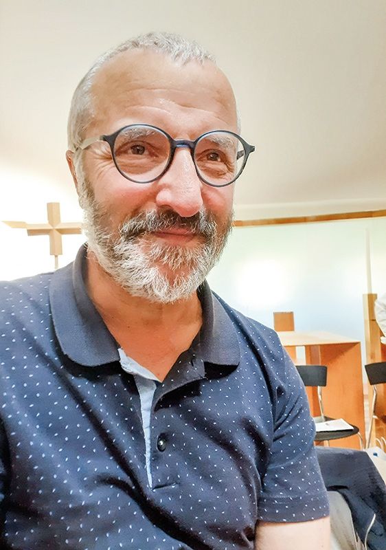 „Singen isch mear als in Mund auftean“ heißt ein Lied aus der Feder von Ernst Thoma und beschreibt damit wohl am besten das Wesen dieses besonderen Vinschger Musikers und Kulturschaffenden.