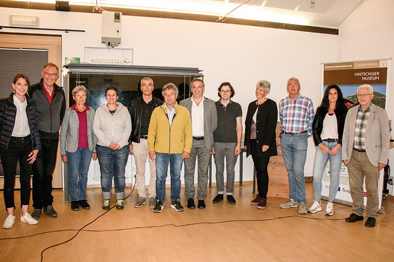 v. l.: Lissa Lobis, Florian Eller, Monika Kuenrath, Luiza Tischler, Franz Prieth (BM Graun), Valentin Paulmichl, Heiko Hauser (BM Schluderns), Alexander Lutt, Helene Dietl Laganda, Toni Patscheider (Präsident VUSEUM), Andrea Maas (Referentin Graun), Peter Trafoier (VizeBM Schluderns)