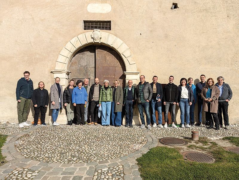 Download «Die hauptamtlich Mitarbeitenden und die Leiterinnen und Leiter der Weiterbildungsorganisationen treffen sich jährlich mit dem Amt für Weiterbildung und Sprachen zur Jahrestagung. In diesem Jahr war man im Vinschgau, im Bildungshaus Schloss Goldrain, zu Gast.