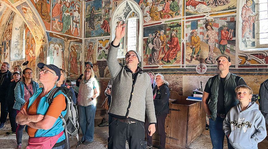 Ulrich Wielander bei der Führung in St. Stephan, einem Kulturerbe von großem kulturellen und historischen Wert.