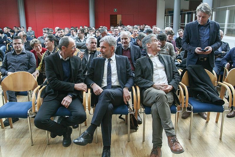 LR Arnold Schuler im Gespräch mit Bezirkspräsident Andreas Tappeiner - hinten links die Direktoren Andreas Paulmichl und Monika Aondio im Gespräch mit Monika Rechenmacher - mehrere BM des Tales haben den Weg zur BB-Bezirksversammlung gefunden