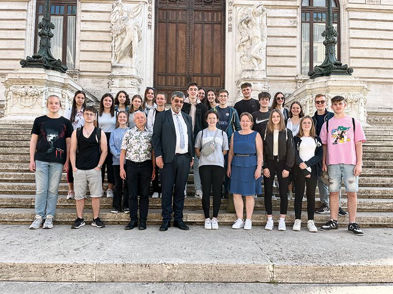 Schüler:innen des Real- und Sprachengymnasiums mit dem Kammerabgeordneten Albrecht Plangger vor dem Palazzo Montecitorio in Rom