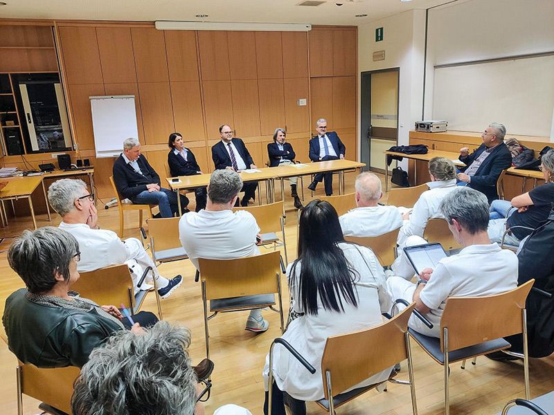 Sie sprachen über die Bedeutung des Krankenhauses Schlanders (von links): Sanitätsdirektor Josef Widmann, Bezirksdirektorin Irene Pechlaner, Generaldirektor Christian Kofler, Landesrat Hubert Messner und Ressortdirektor Michael Mayr. (Foto: LPA/Samuel Vieider)