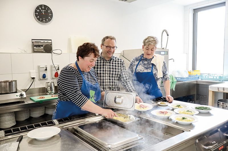 Fleißige Helferinnen und Helfer in der Küche des Kulturhauses hatten alle Hände voll zu tun. v. l. Astrid Blaas, Markus Klotz und Brunhilde Manzella