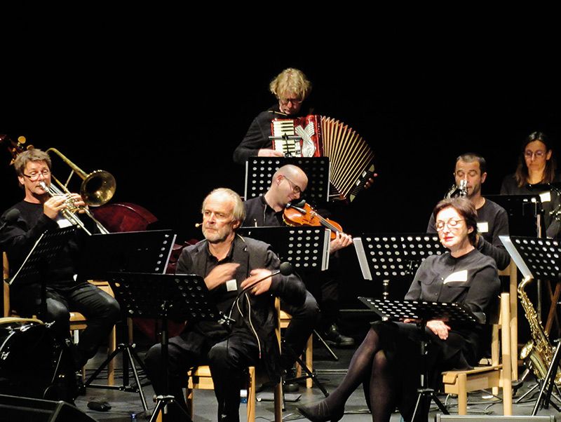Das Drama „Reigen“ von Arthur Schnitzler wurde in Schlanders als szenische Lesung mit Regina Fritsch und Sven-Eric Bechtolf und der Osttiroler Musicbanda Franui präsentiert.