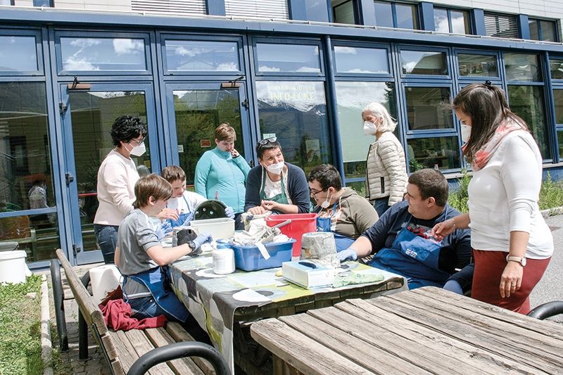 Die Schülerinnen und Schüler mit besonderen Bedürfnissen basteln im Schulhof des Realgymnasiums in Schlanders