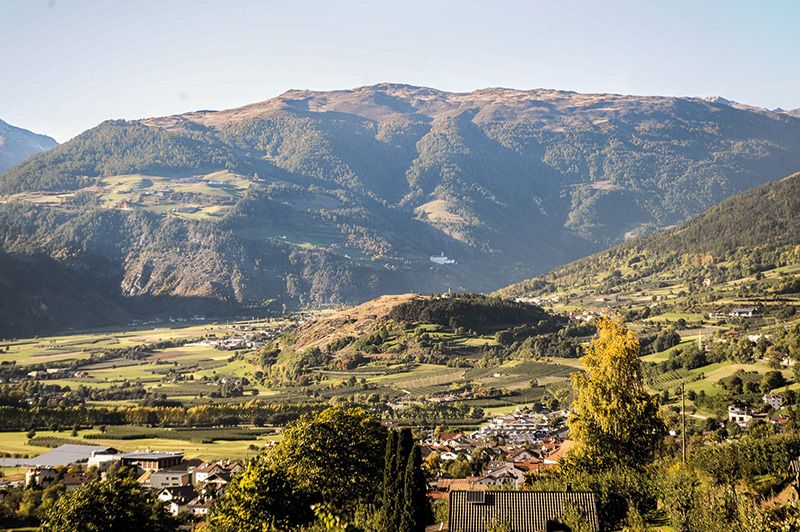 Der Obervinschgau um den Tartscher Bühel herum: Die Urvinschger wechselten ihre Siedlungsplätze, wenn Acker- und Weideflächen an Ertrag verarmten und im umliegenden Wald das Holz mangelte.