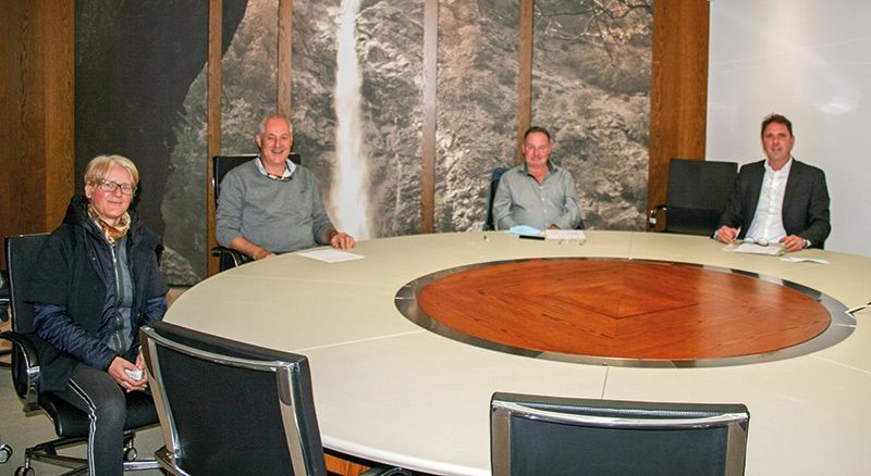 Bürgermeister Alois Forcher und Raika Obmann Christian Ungerer bei der Unterzeichnung des Sponsorvertrages, zusammen mit Museumsleiterin Maria Mayr und Raika Direktor Christoph Ladurner.