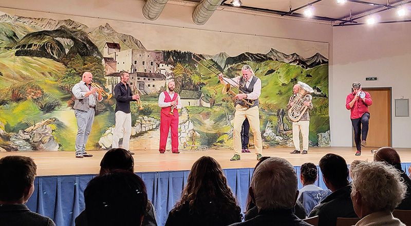 Blasmusikkunst und Musikkomik vor Schloss Naudersberg