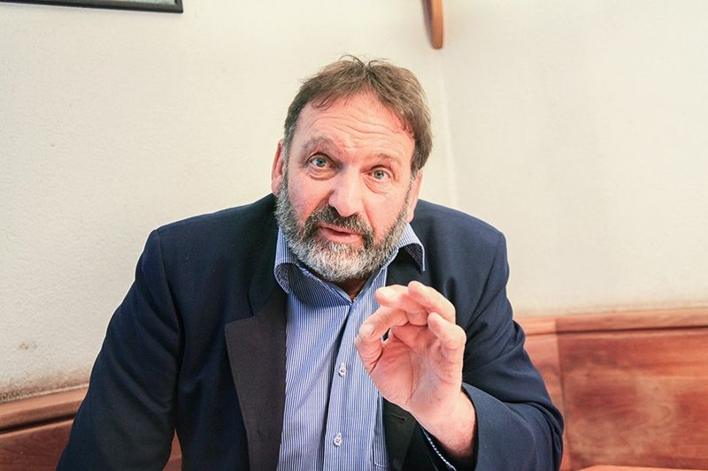 Markus Hafner, Milchbauer in Mals, ist als Übersetzer beim European Milk Board (EMB) tätig. Hafner hat Einblick in die Verhandlungen, die in eurpäischen Kommissionen in Brüssel stattfinden.