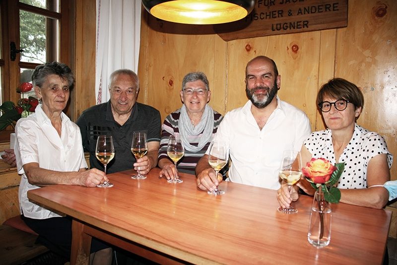 Sie stoßen in der Gaststube im „Gasthof Lamm“ in Laatsch auf ihre 50-jährige Freundschaft an: von links: Rosa Wallnöfer (Seniorchefin), Gerhard und Annemarie Lange aus Albstadt, Oswald Wallnöfer (Juniorchef) und Brigitte Wallnöfer (Juniorchefin)