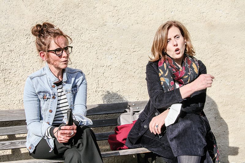 Die Direktorin der Sozialdienste Karin Tschurtschenthaler und die Primaria der Psychiatrie Meran Verena Perwanger im angeregten Pressegespräch,