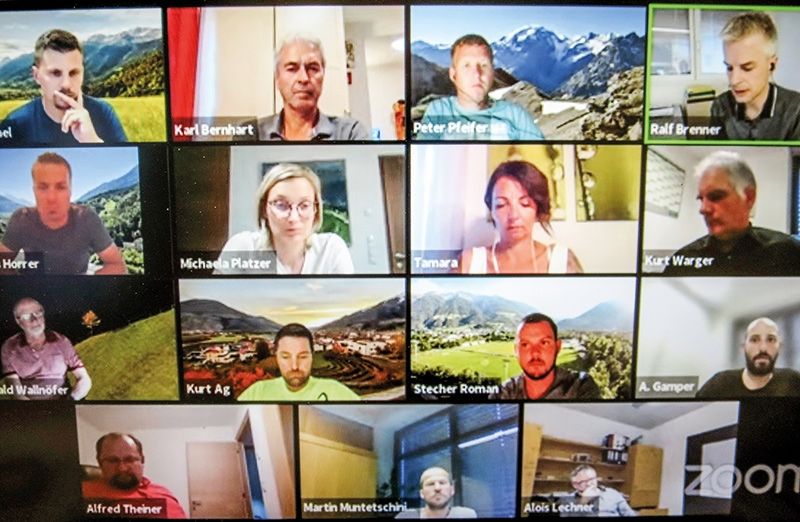 14 der insgesamt 18 Gemeinderäte von Prad behandelten bei einer Videokonferenz die 9 Tagesordnungspunkte der Gemeinderatsitzung. Beratend zur Seite standen der Gemeindesekretär Kurt Warger und der Gemeindetechniker Martin Muntetschiniger. Zwischen 50 und 60 Bürger:innen verfolgten über den YouTube Kanal die Ratssitzung.