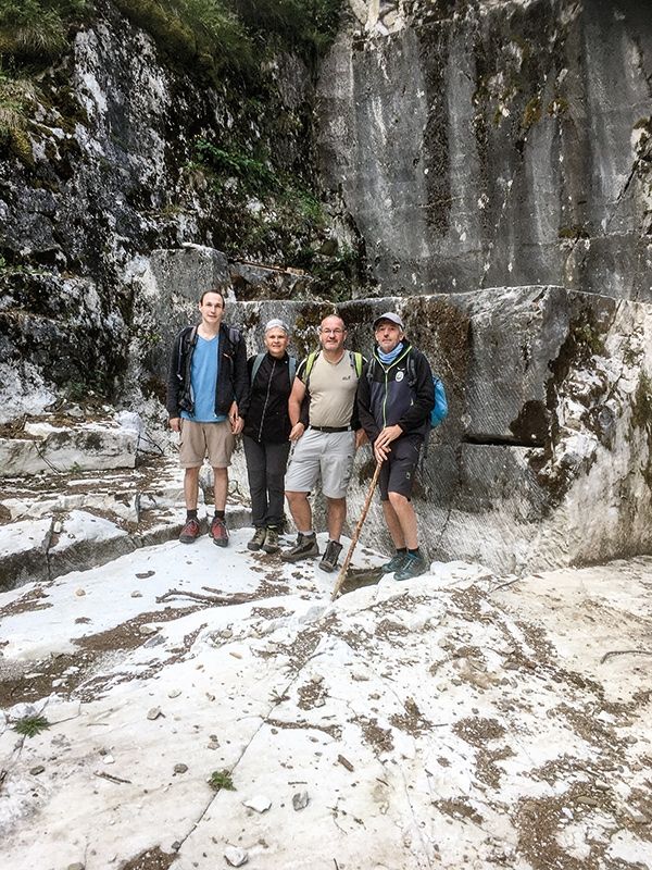Paul, Petra, Lukas und Wanderleiter Siegfried Tappeiner im alten Marmorbruch
