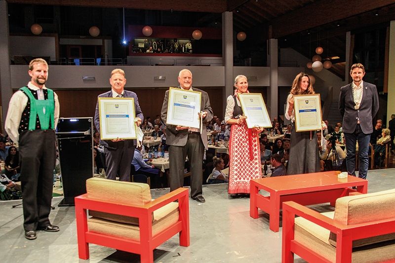 v. l.: VizeBM Michl Ganthaler, Ehrenbürger Andreas Heidegger, Ehrenringträger Helmut Pircher, Elke Moser (für Valentin Stocker), Marianne Holzeisen Bauer und BM Zeno Christanell