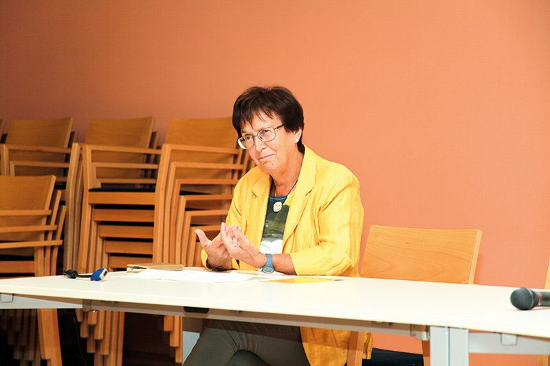 Sigrid Prader bei der Vorstellung der Studie im Nikolaussaal des Bürgerheimes in Schlanders