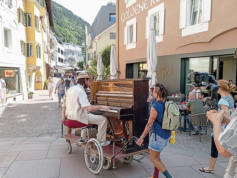 Am 25. Juli wurde ein Klavier durch die Fußgängerzone gezogen, während Prof. Funkstein alias Fabio Zindaco darauf spielte.