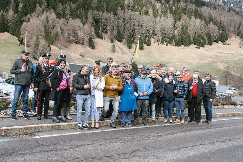 Die Gäste bei der Erinnerungsfeier „25 Jahre offene Grenze am Reschenpass“. Um dieses Erinnerungsfoto knipsen zu können, wurde am Samstag, 1. April 2023 der Verkehr angehalten.