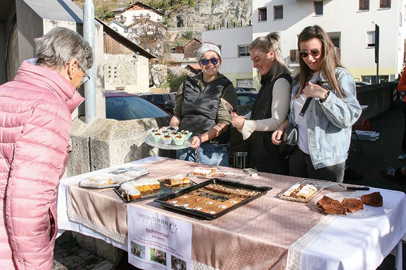v. l. Katharina Pobitzer, Anna Lechner und Jana Lechner am Verkaufsstand in Schluderns. Die Kuchen, gebacken von vielen Freiwilligen, fanden reisenden Absatz.