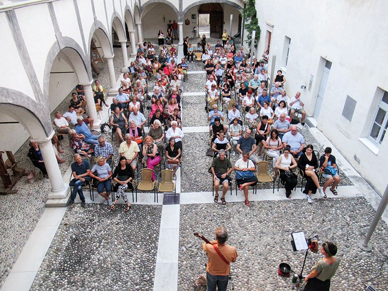 Zum Auftakt der Schlandersburger Sommerabende spielte das „Untypische Orchester“ am 2. August im Innenhof der Schlandersburg. Die vielen Besucher:innen genossen die angenehmen und abwechslungsreichen Sommerabende.