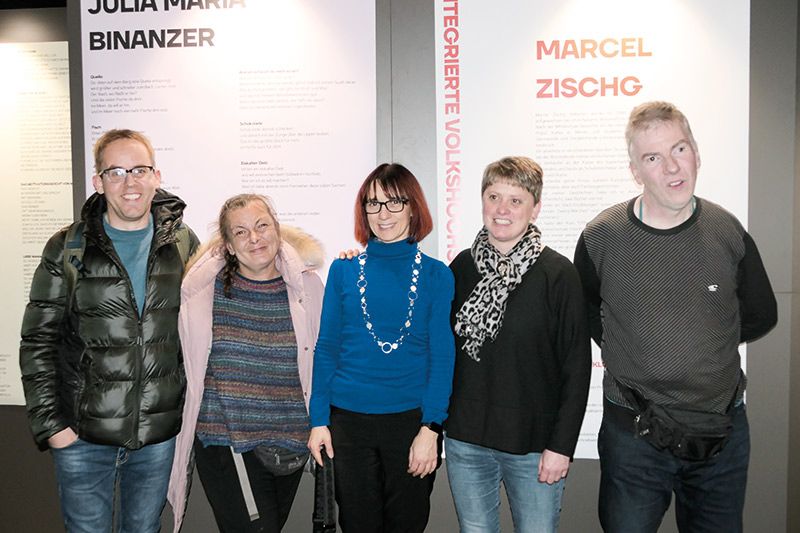 Die Kurse an der IVHS  und am GWR sind für  Menschen mit und  ohne Beeinträchtigung  gleichermaßen zugänglich - eine Bereicherung für  alle Teilnehmer -  ein Lernen voneinander  v. l.: Marcel Zischg (Kursleiter der Schreibwerkstätte) und die Kursteilnehmer:innen Julia Maria Binanzer, Judy Maestri, Christine Weithaler und Martin Former