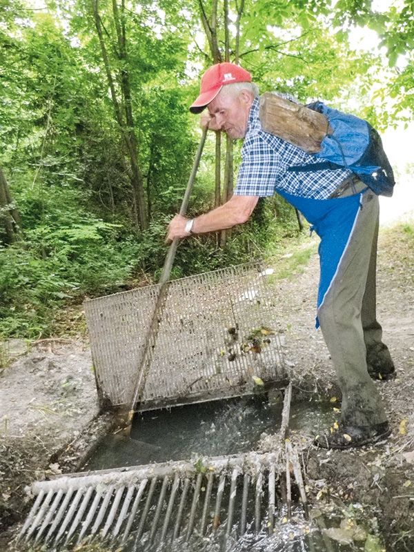 Klinger Franz, der Latschanderwaaler. Dreimal täglich - morgens, mittags, abends - wird das Sieb gereinigt (im Bild), einmal täglich wird der ganze Waal, von Goldrain bis zum Galsauner Graben abgegangen.